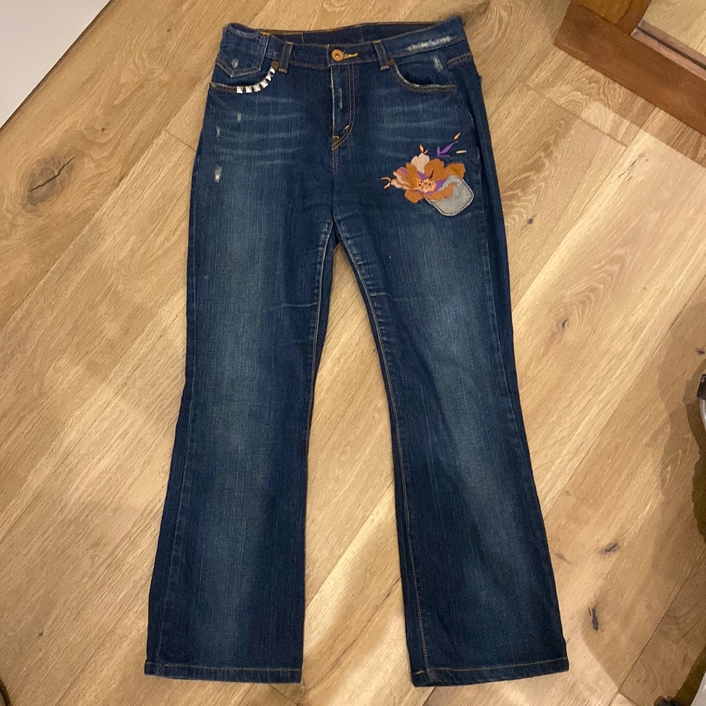 Levis mid-rise dark wash jeans